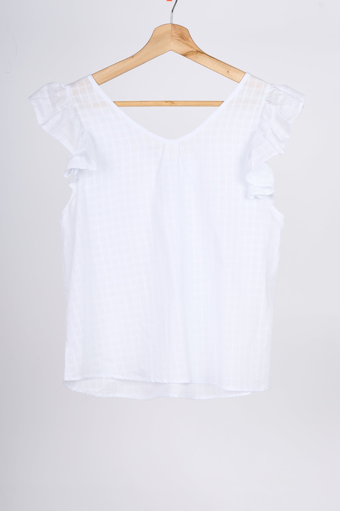Blusa blanca en colgador