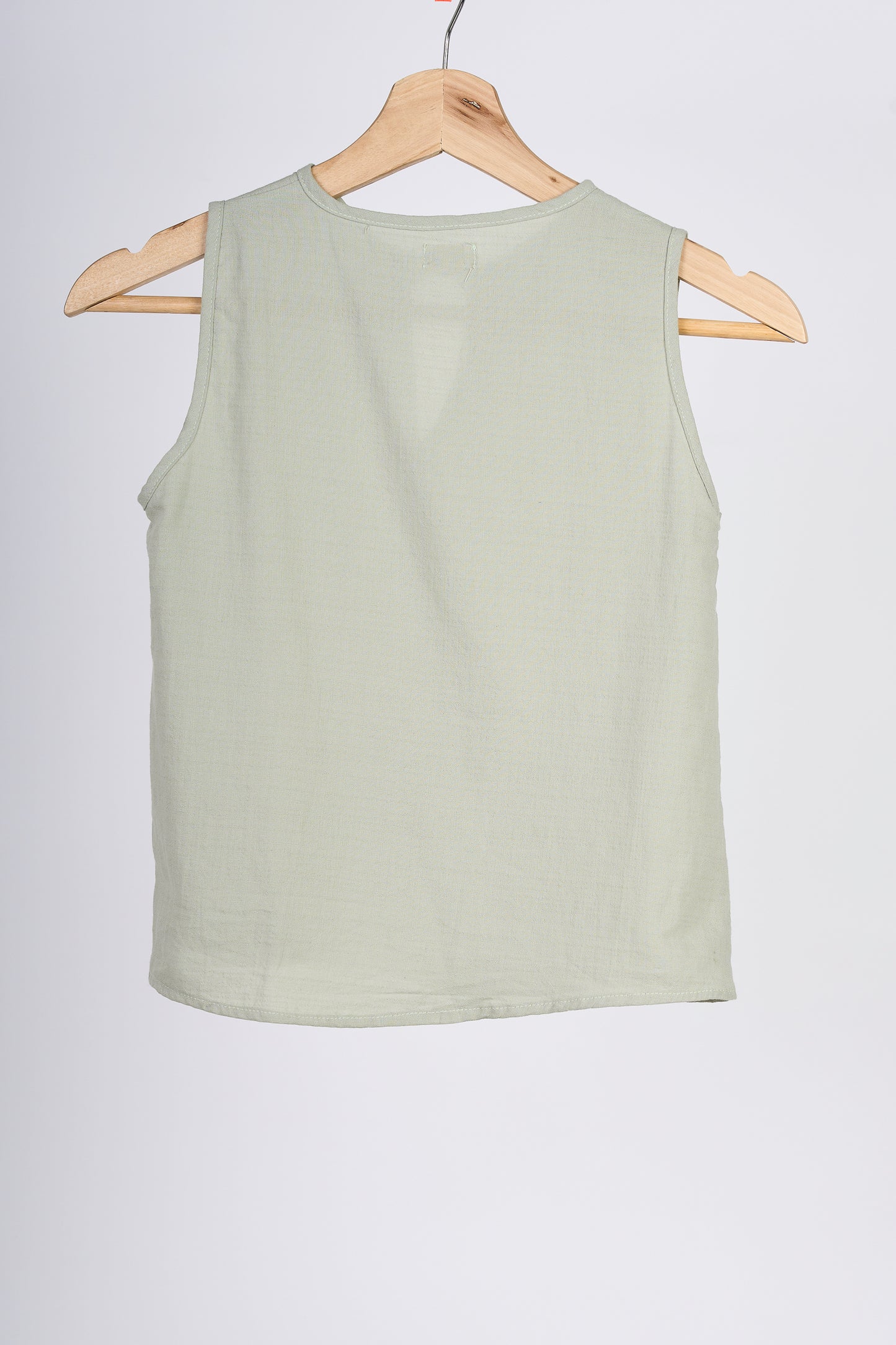 blusa color verde, en colgador marrón