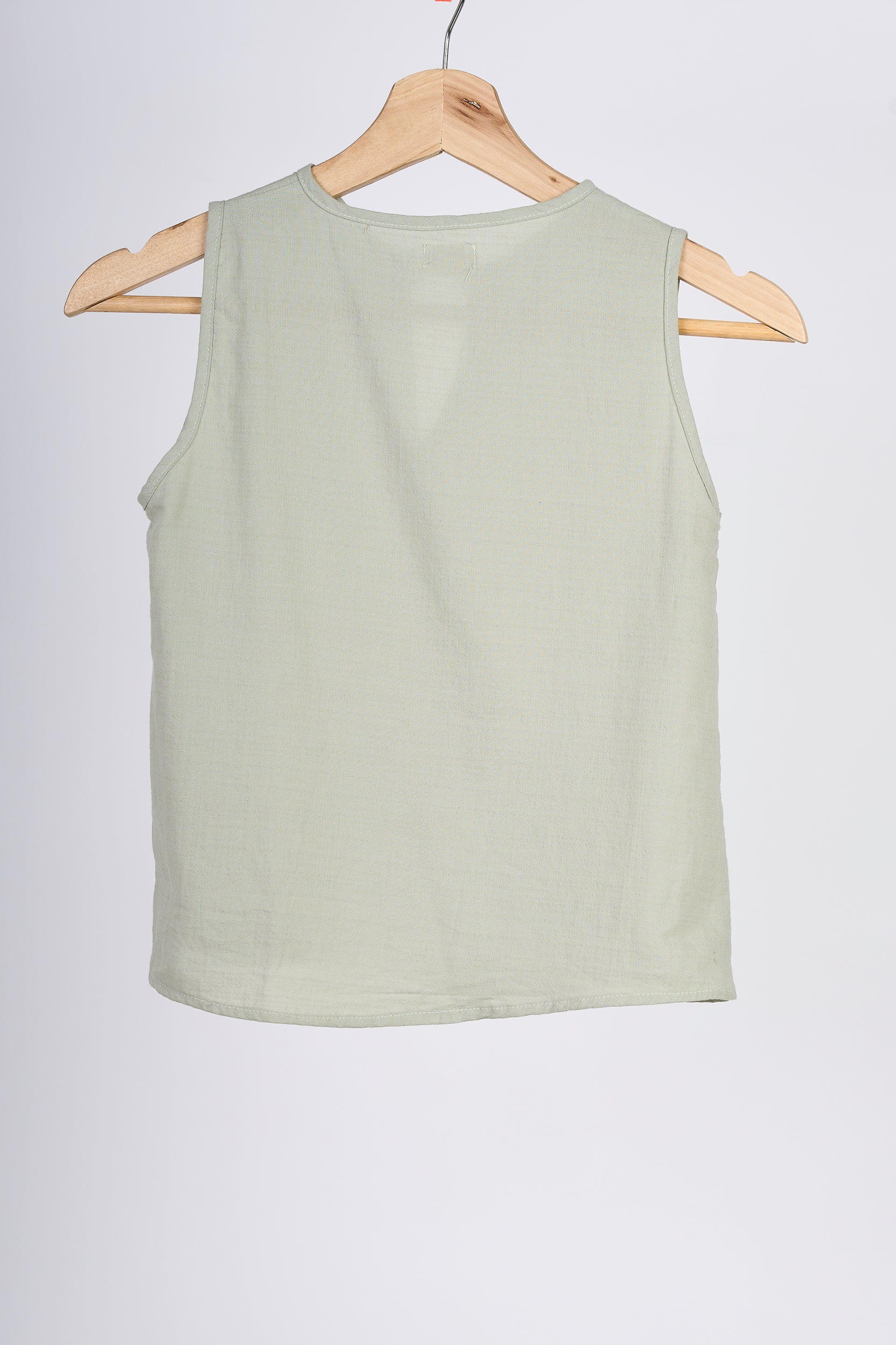 blusa color verde, en colgador marrón