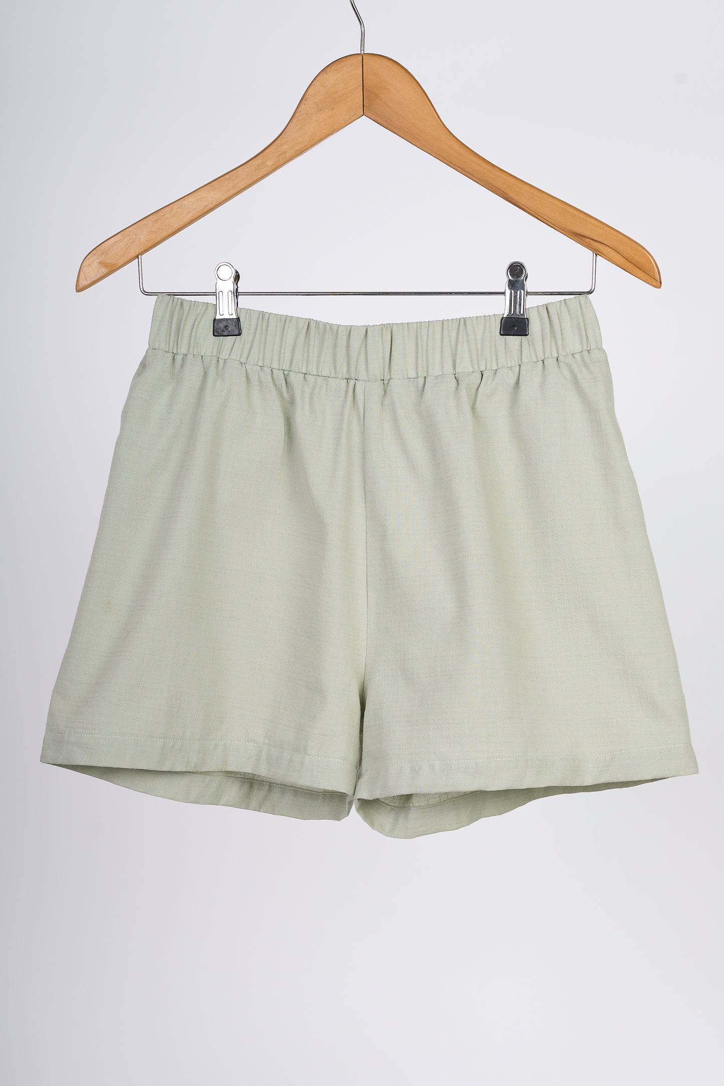 short color verde, en colgador marrón