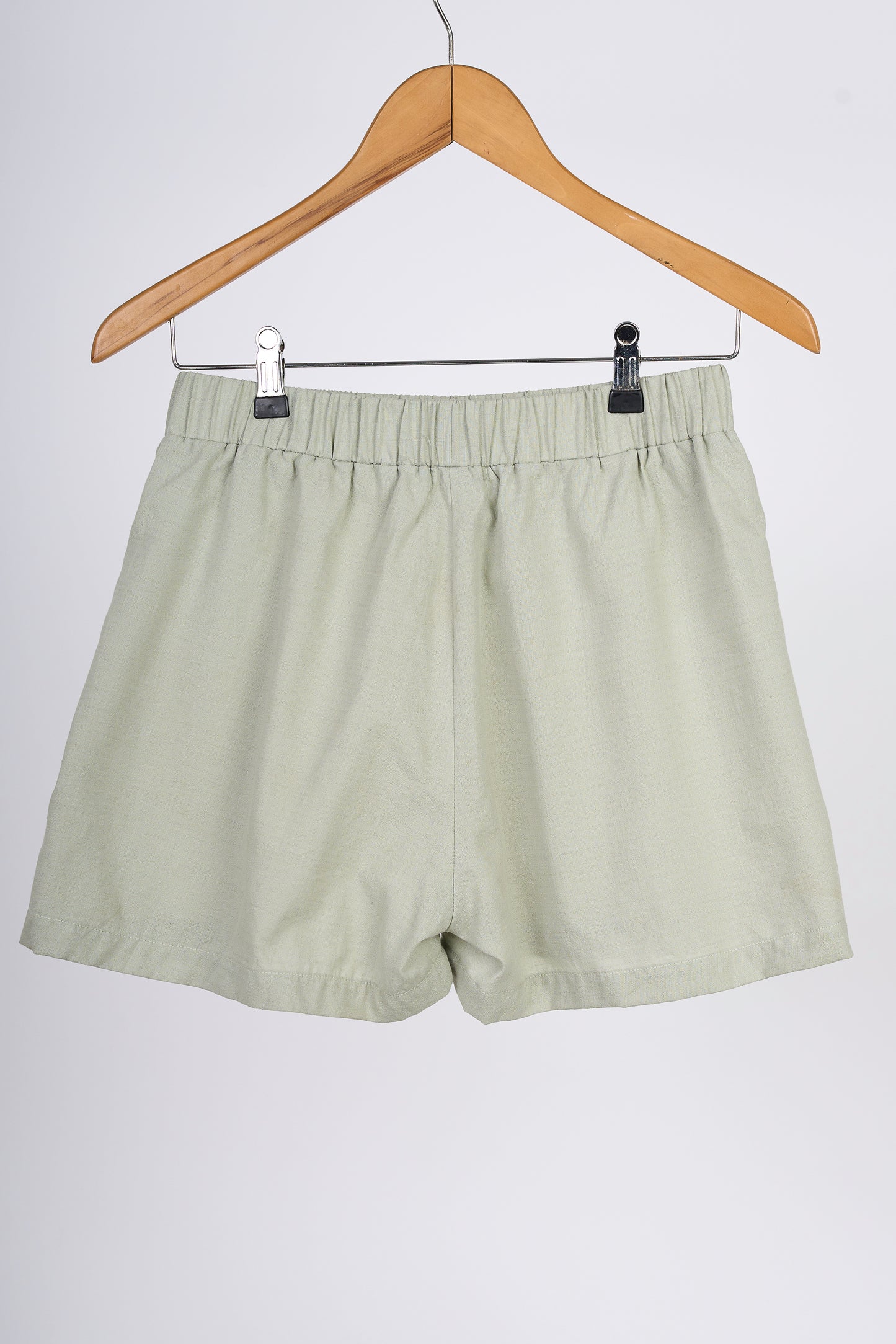 short color verde, en colgador marrón