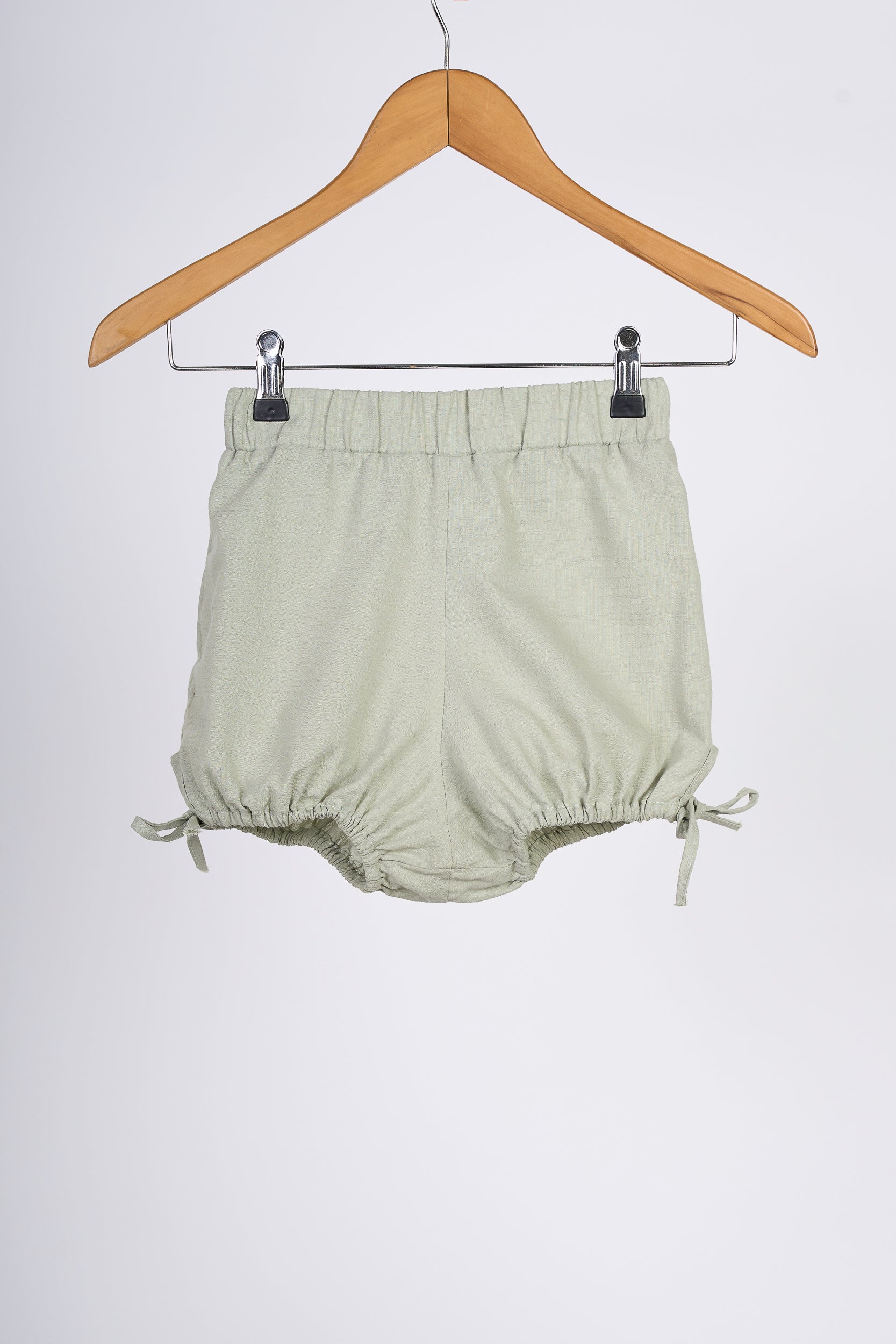 Short color verde, en colgador marrón