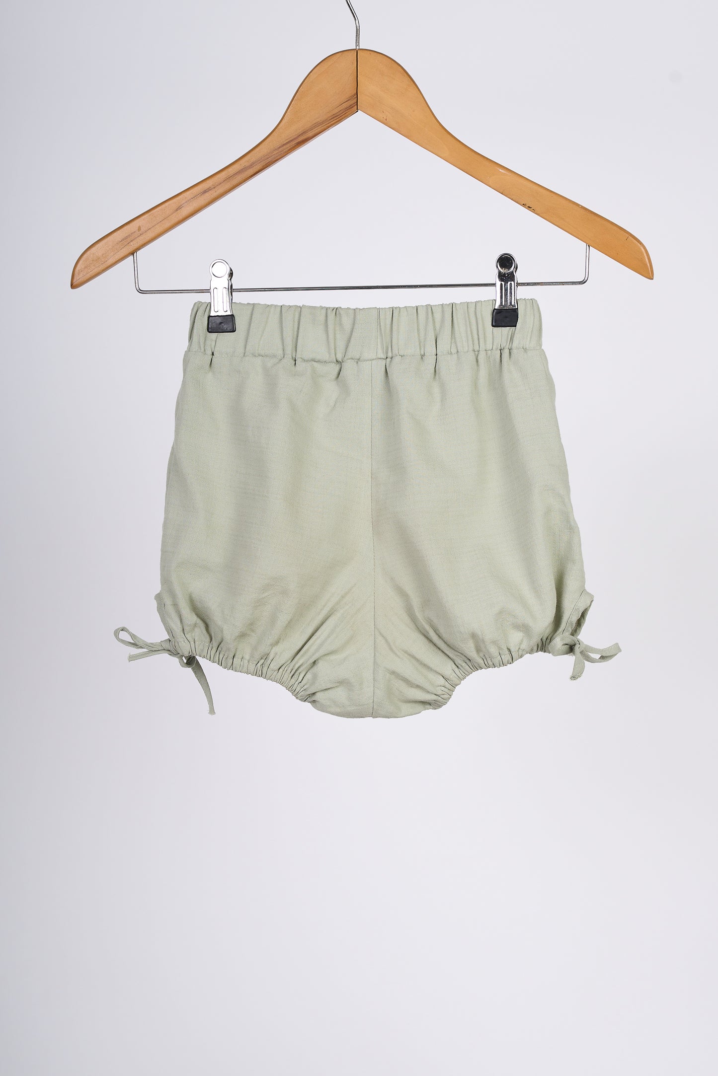 Short color verde, en colgador marrón