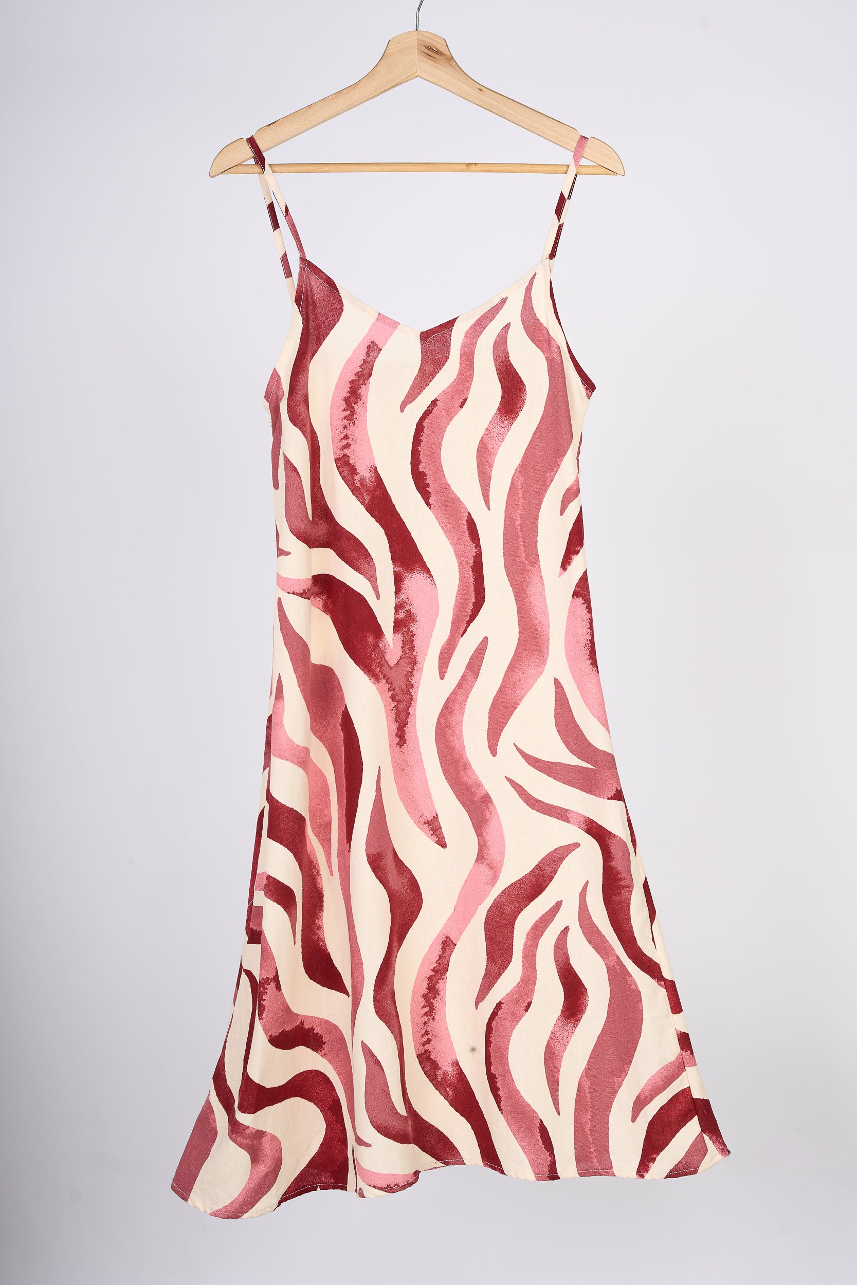 Slipdress color fucsia en colgador marrón