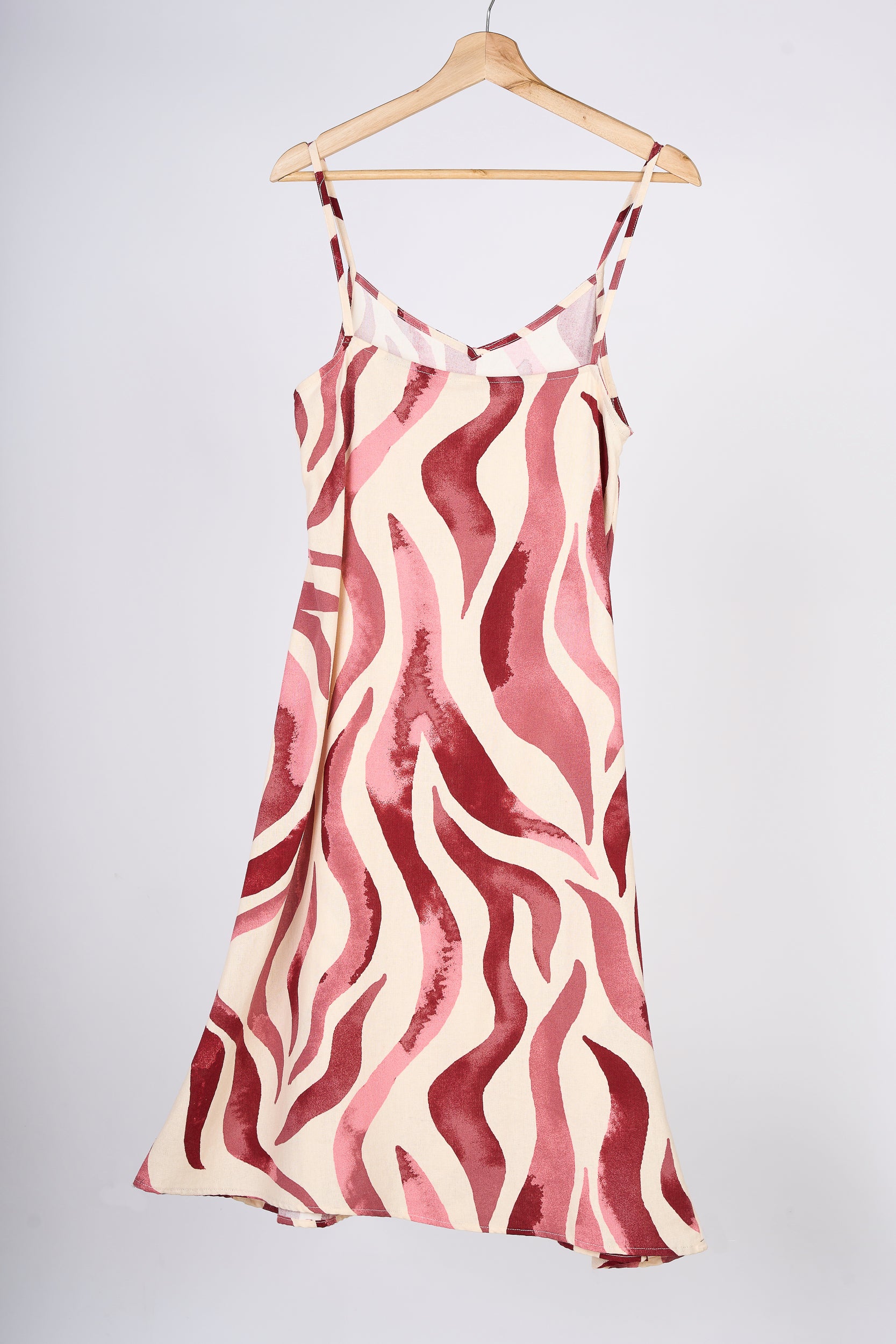 Slipdress color fucsia en colgador marrón