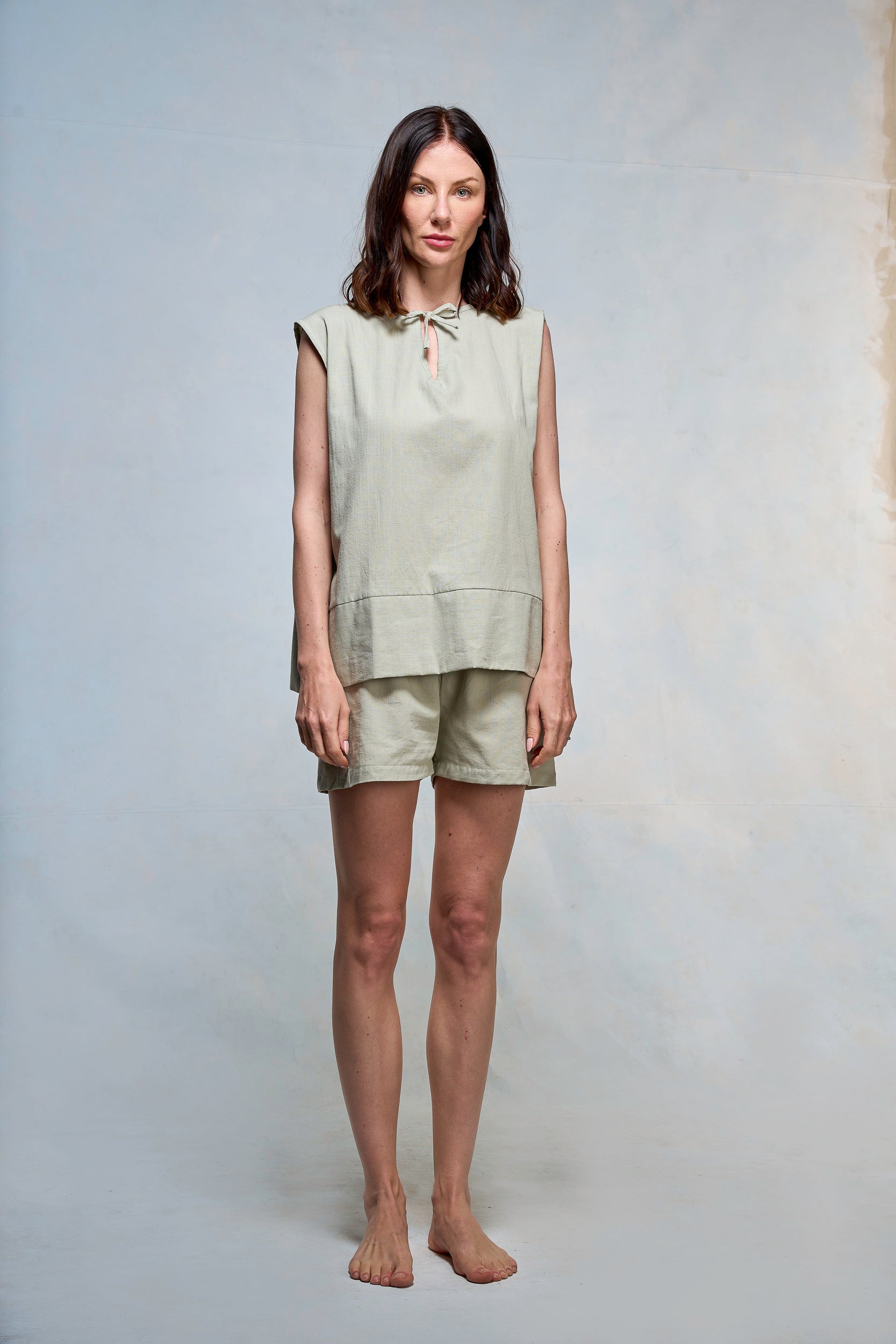 Mujer vestida con blusa y short color verde