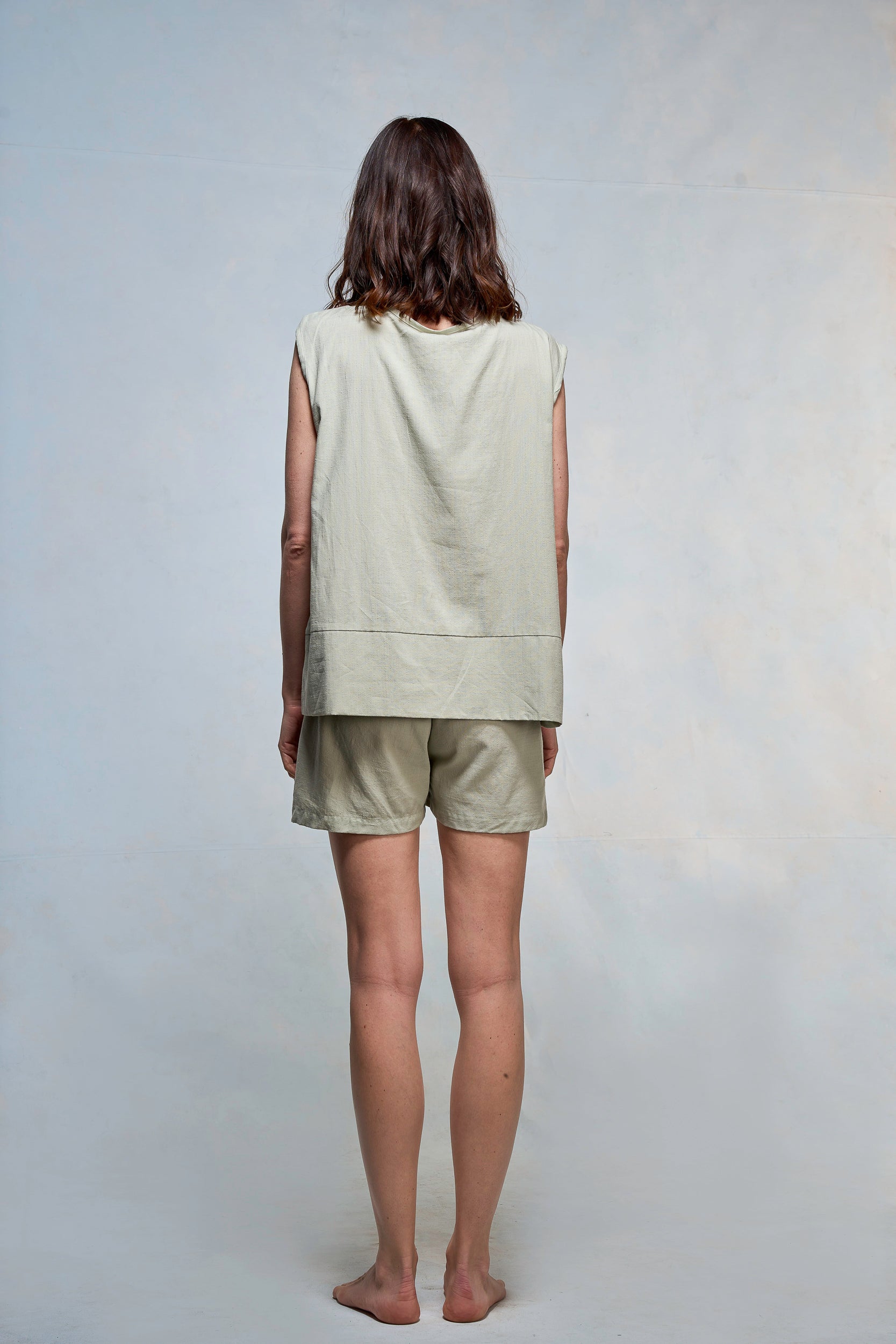 Mujer vestida con blusa y short color verde