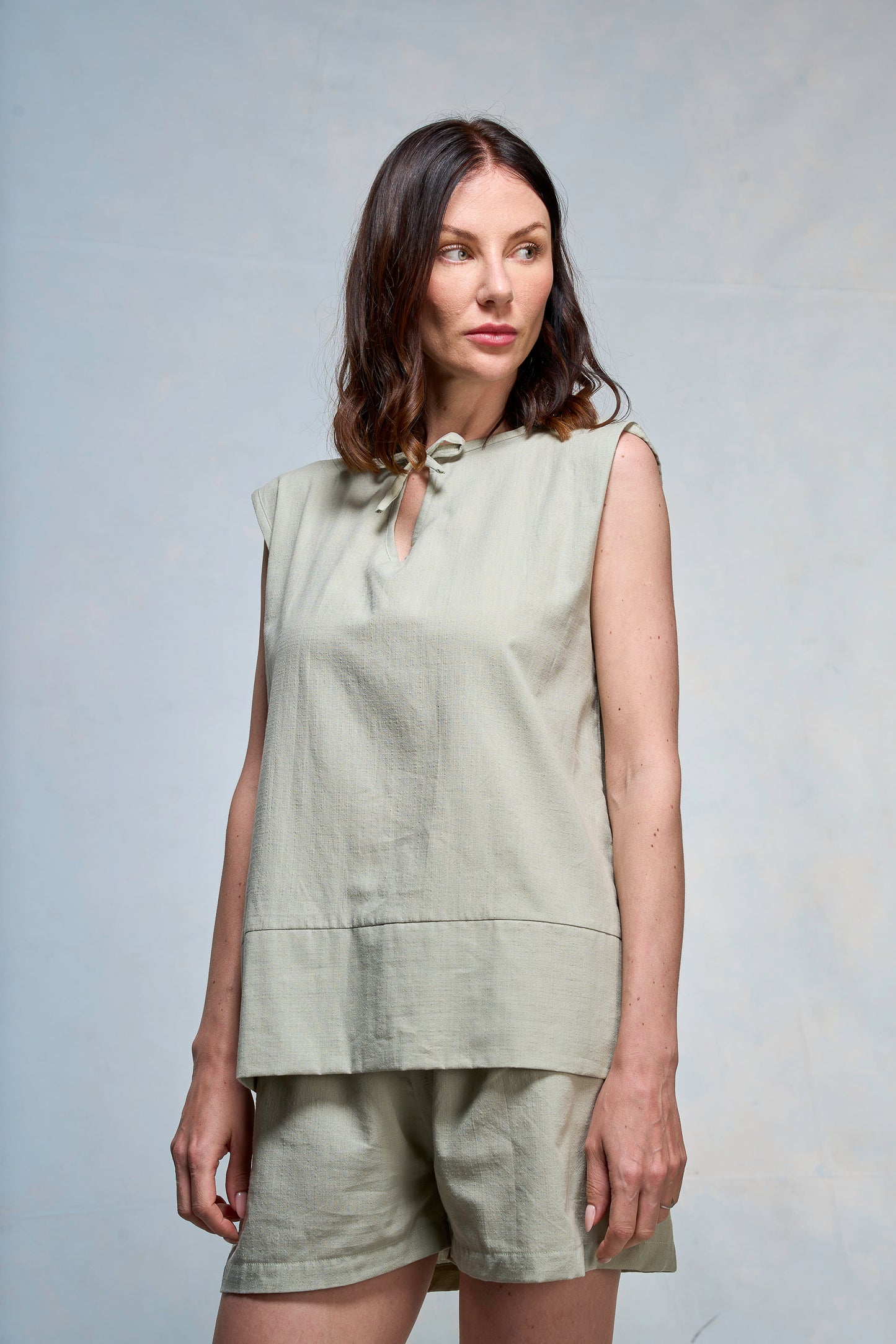 Mujer vestida con blusa y short color verde