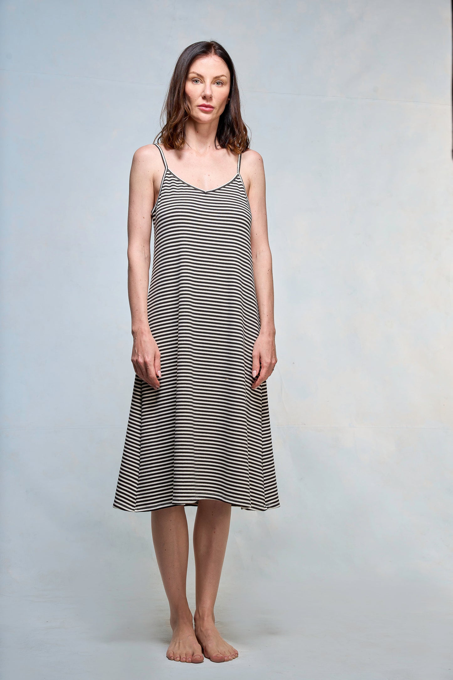Mujer vestida con slipdress a rayas blancas y negras.