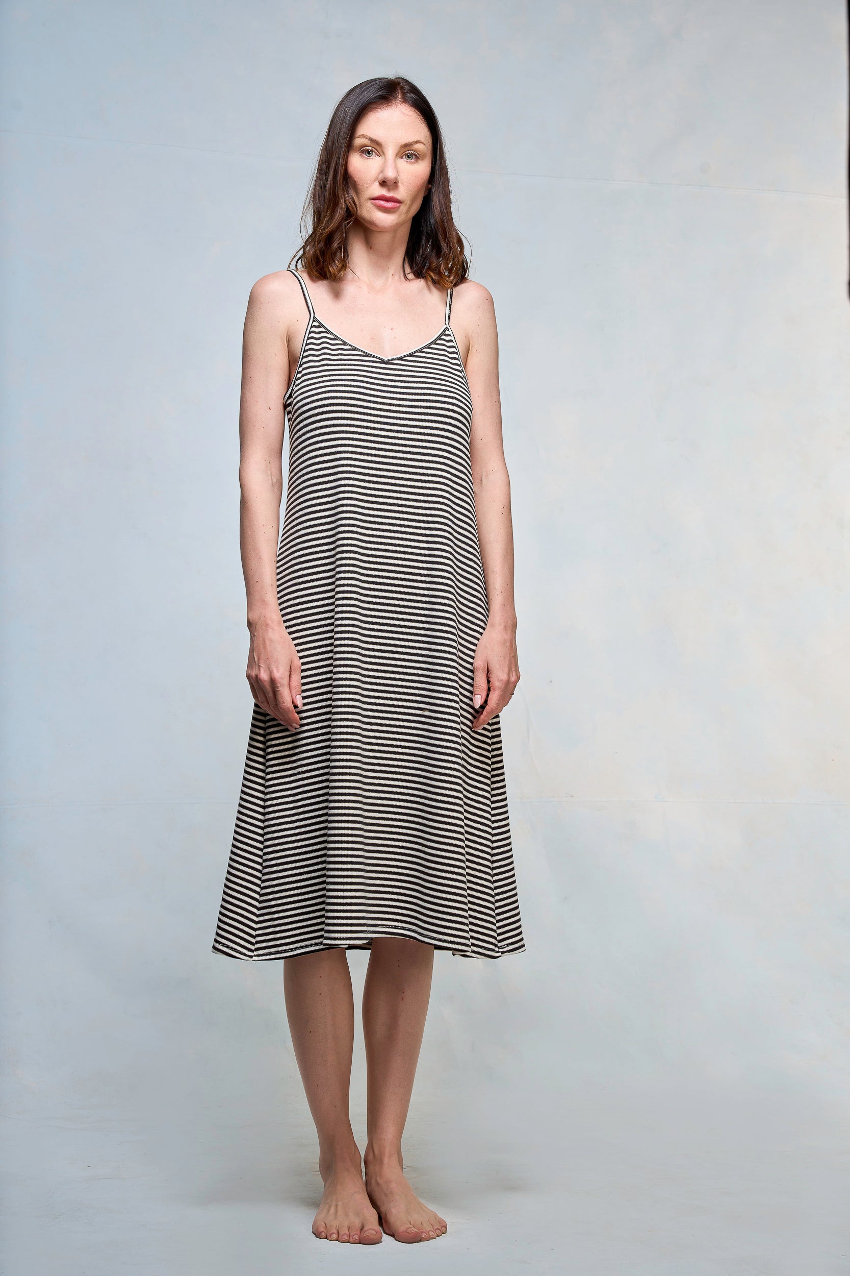 Mujer vestida con slipdress a rayas blancas y negras.