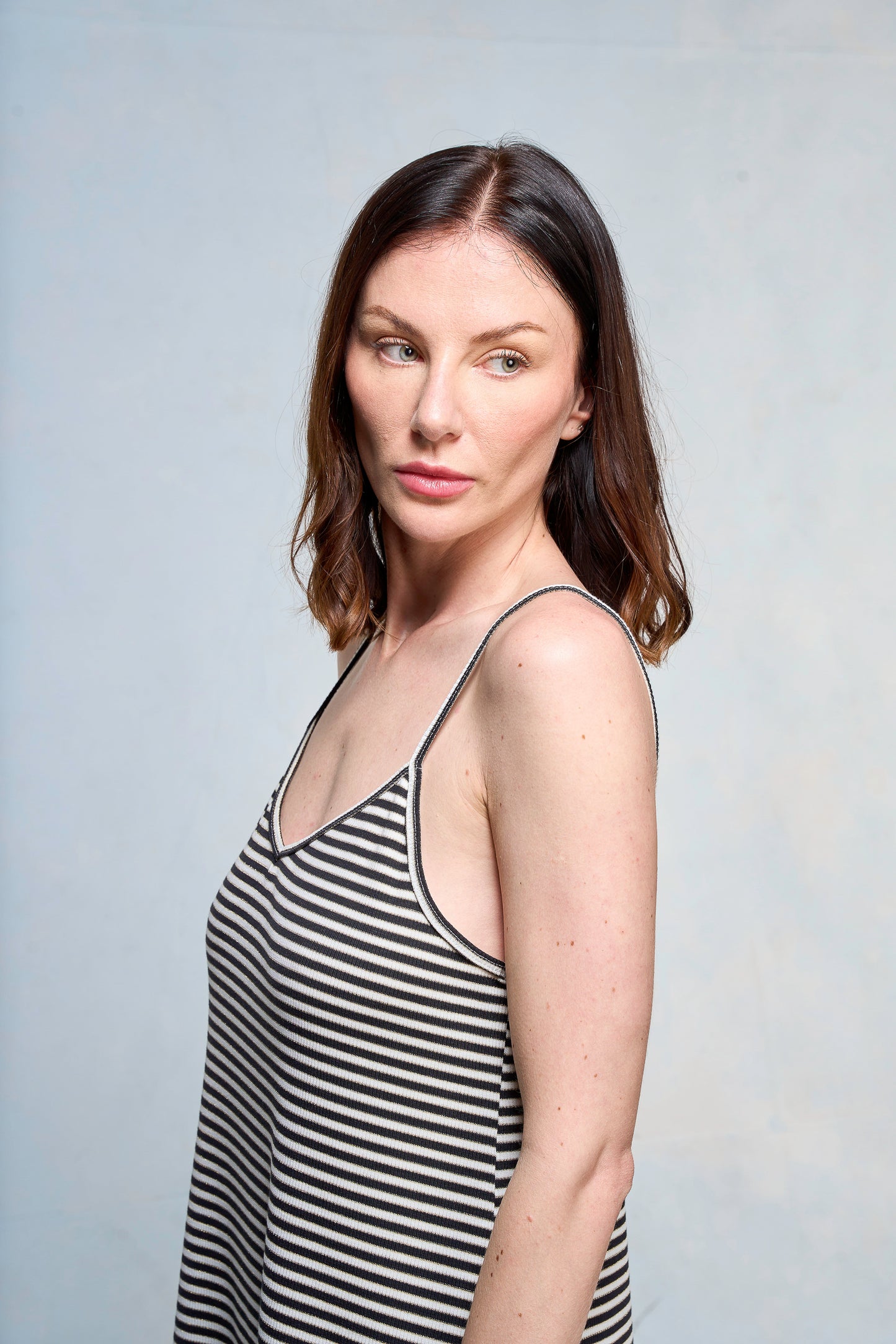 Mujer vestida con slipdress a rayas blancas y negras.