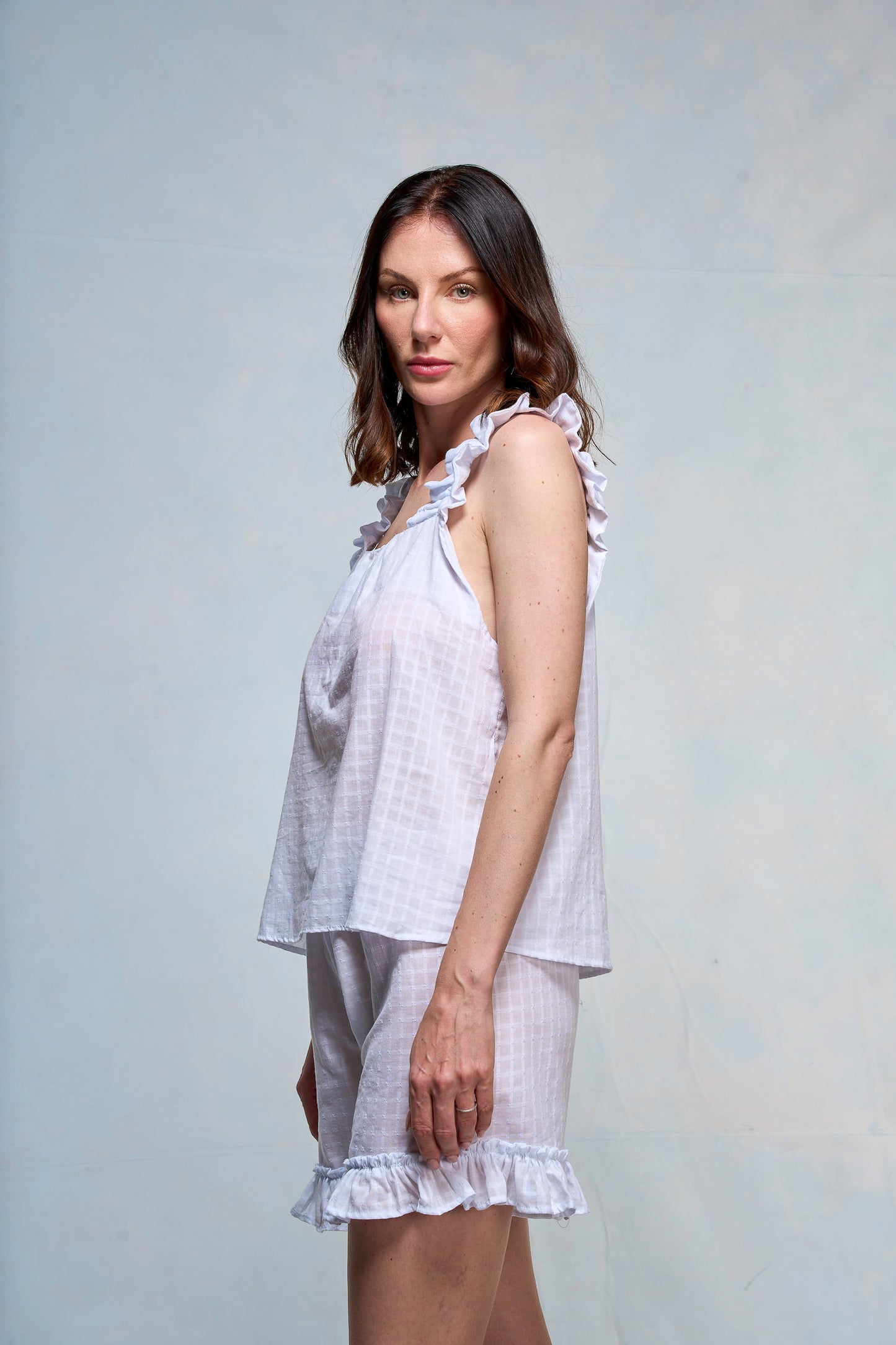 Mujer con blusa y short de color blanco