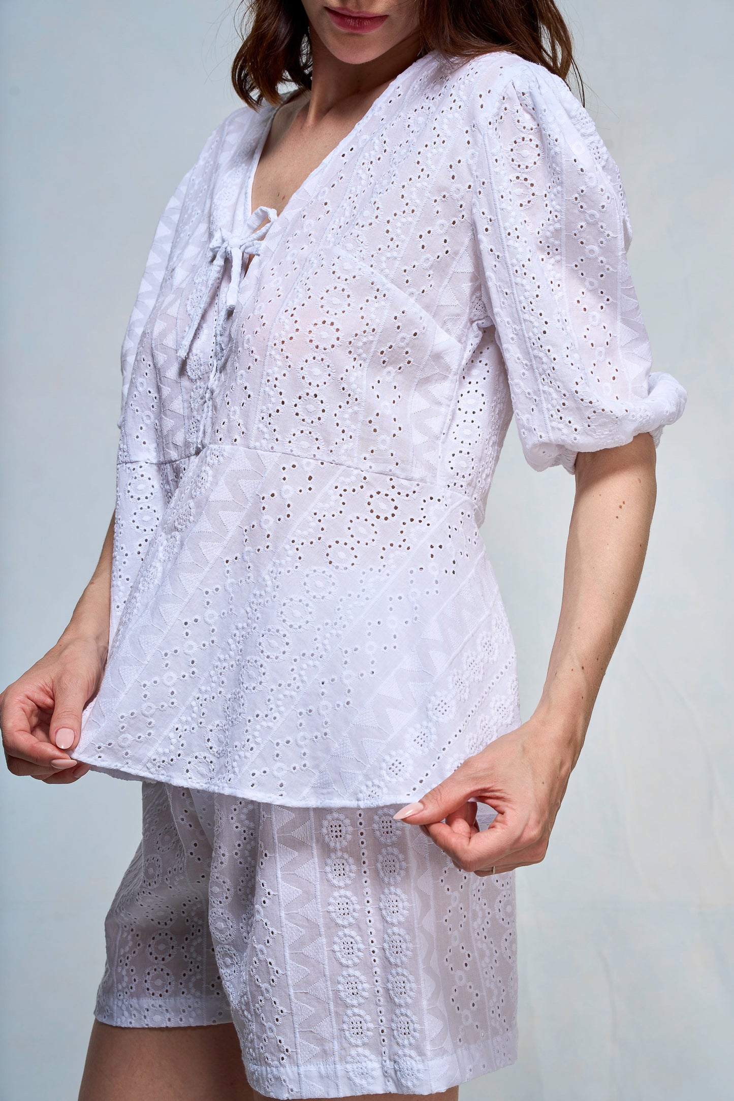 Mujer vestida con blusa y short color blanco