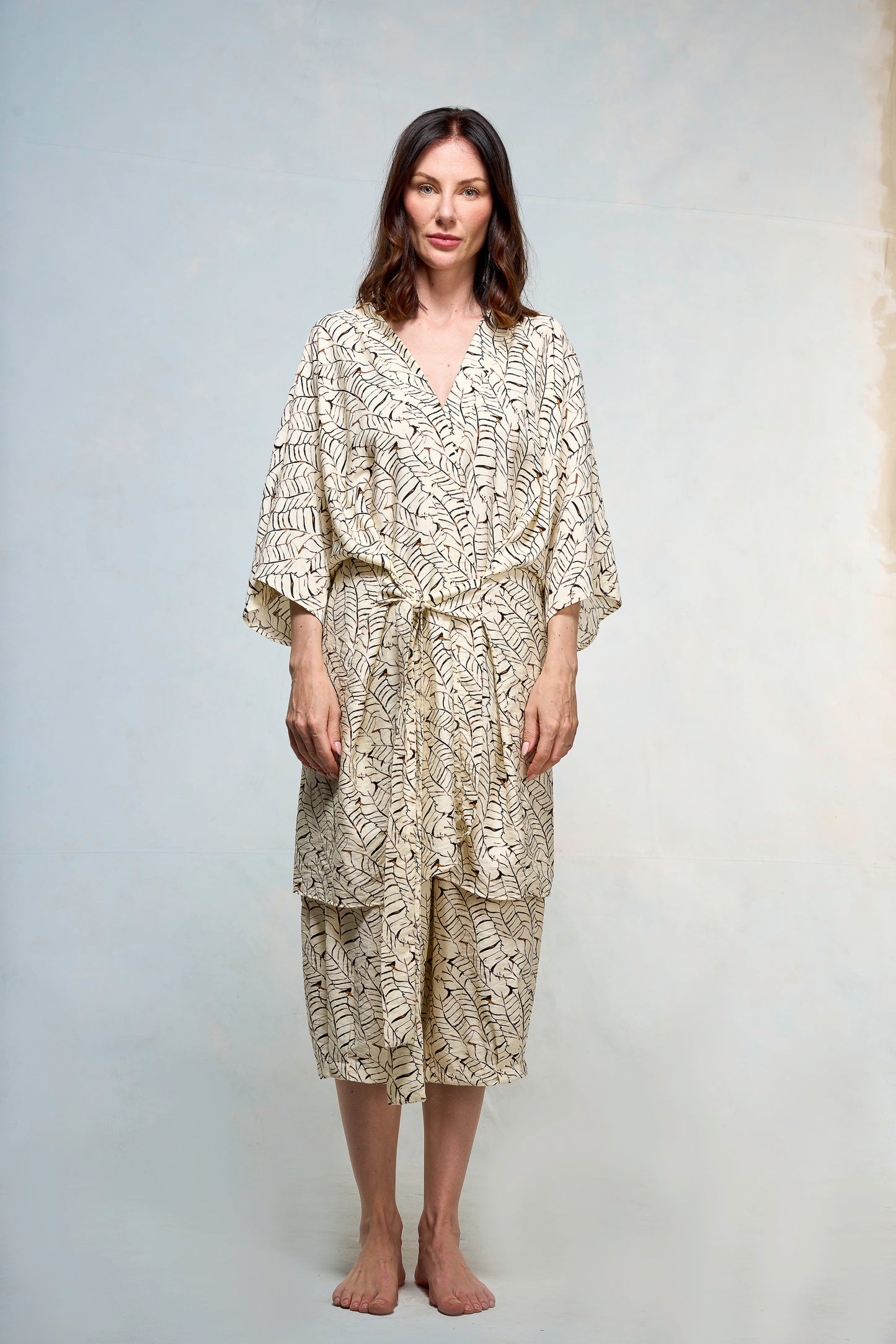 Mujer con bata a rayas