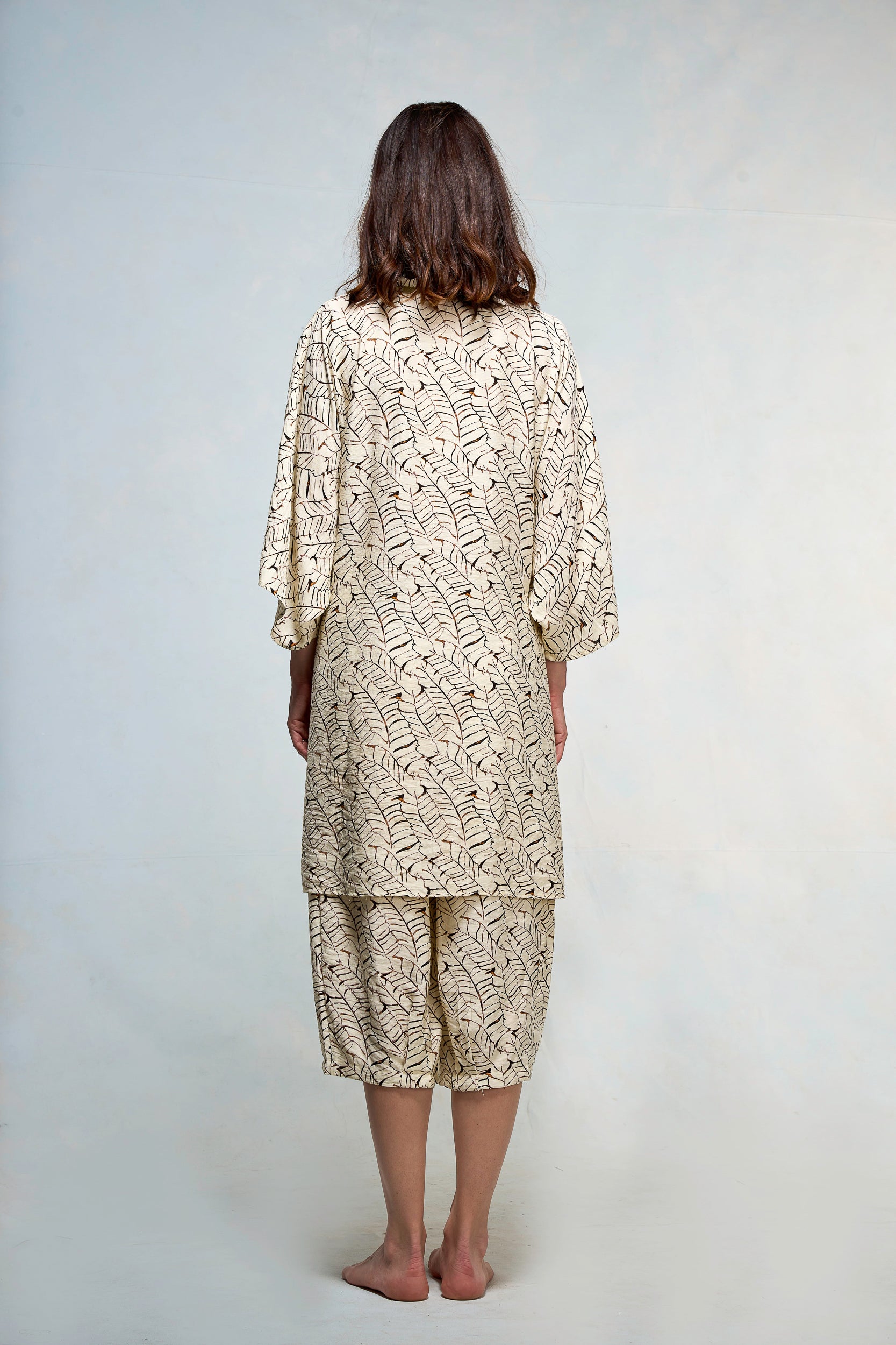 Mujer con bata a rayas