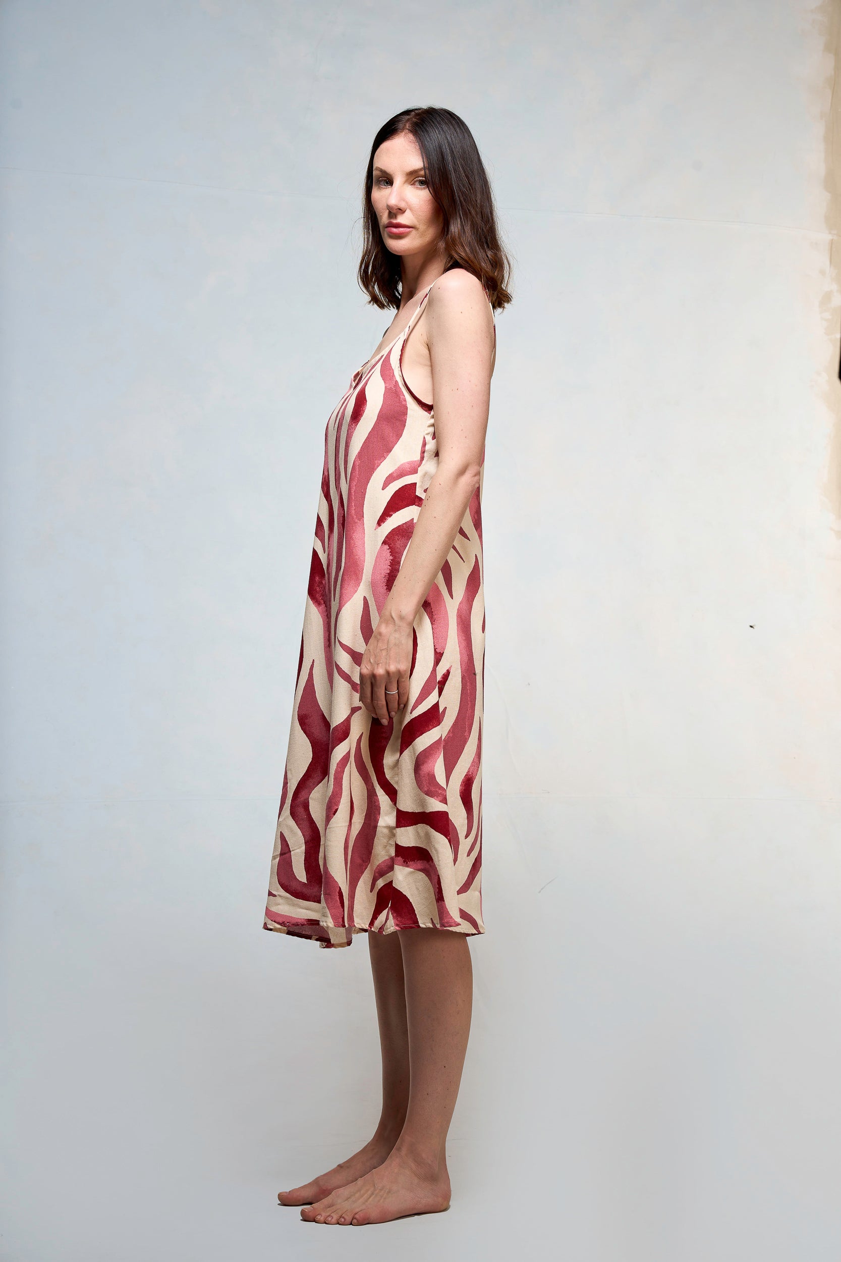 Mujer vestida en slipdress con print de hojas fucsia