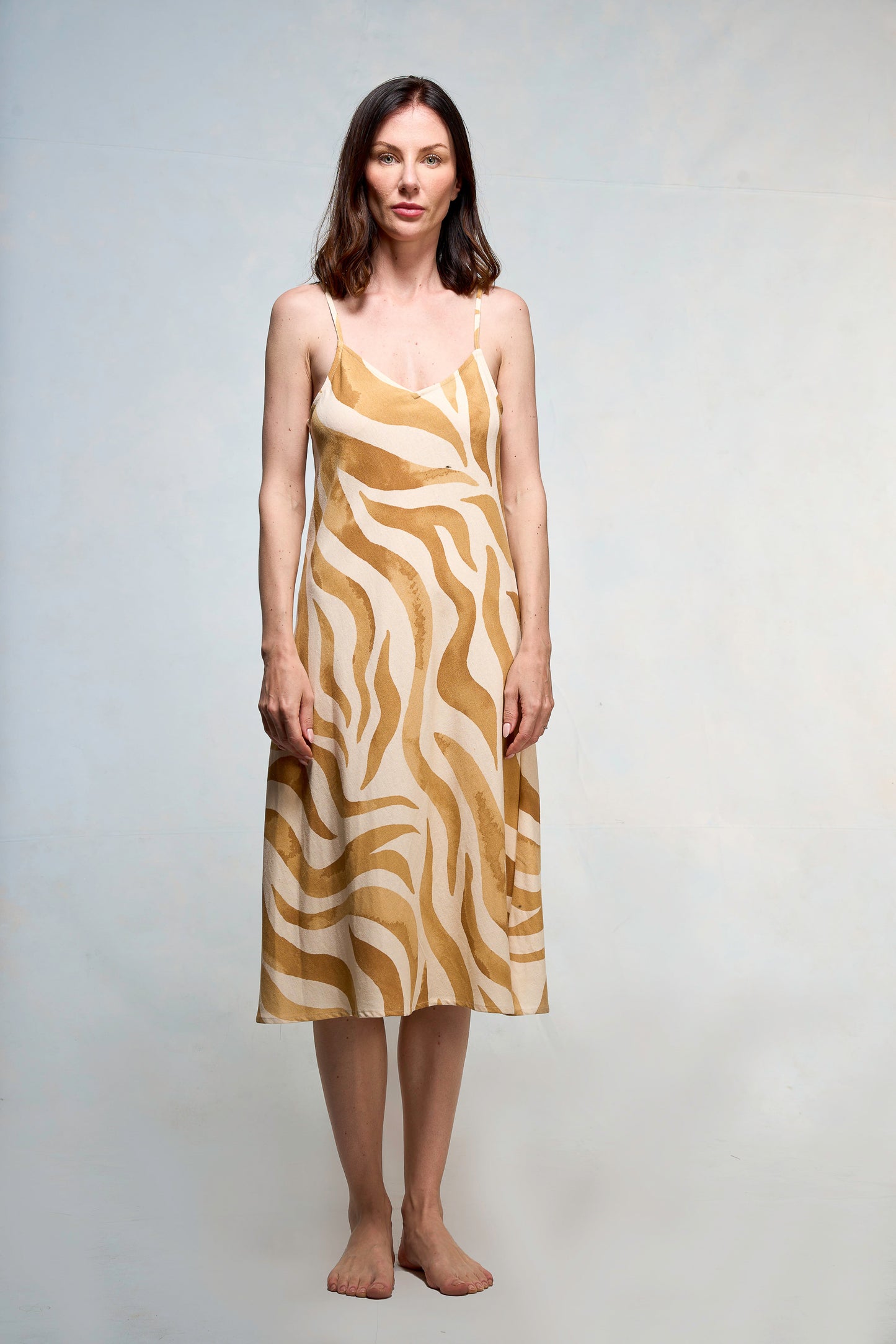 Mujer vestida con Slipdress de flores color mostaza