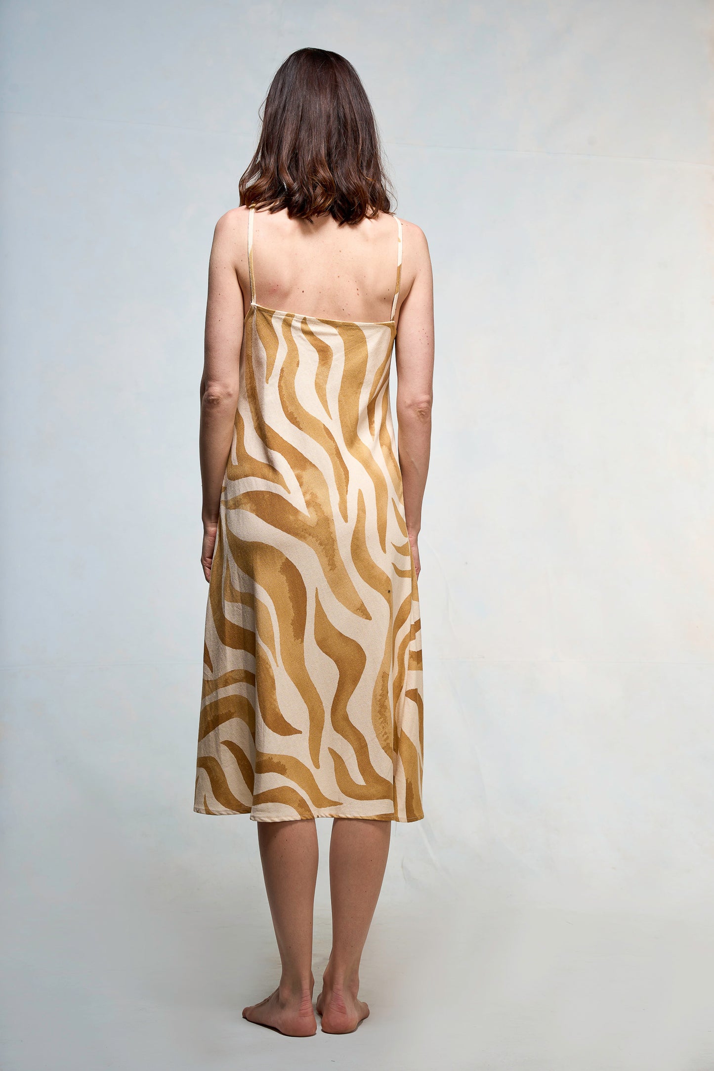 Mujer vestida con Slipdress de flores color mostaza