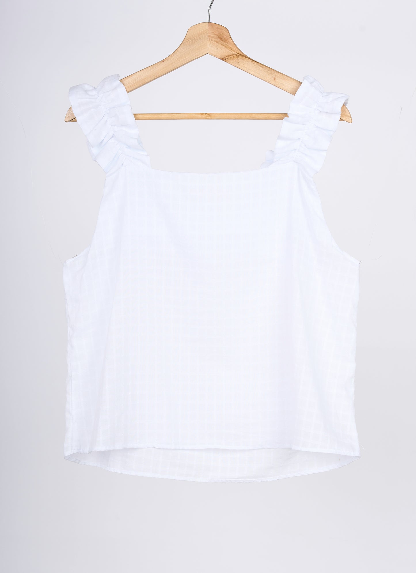 Blusa blanca en colgador