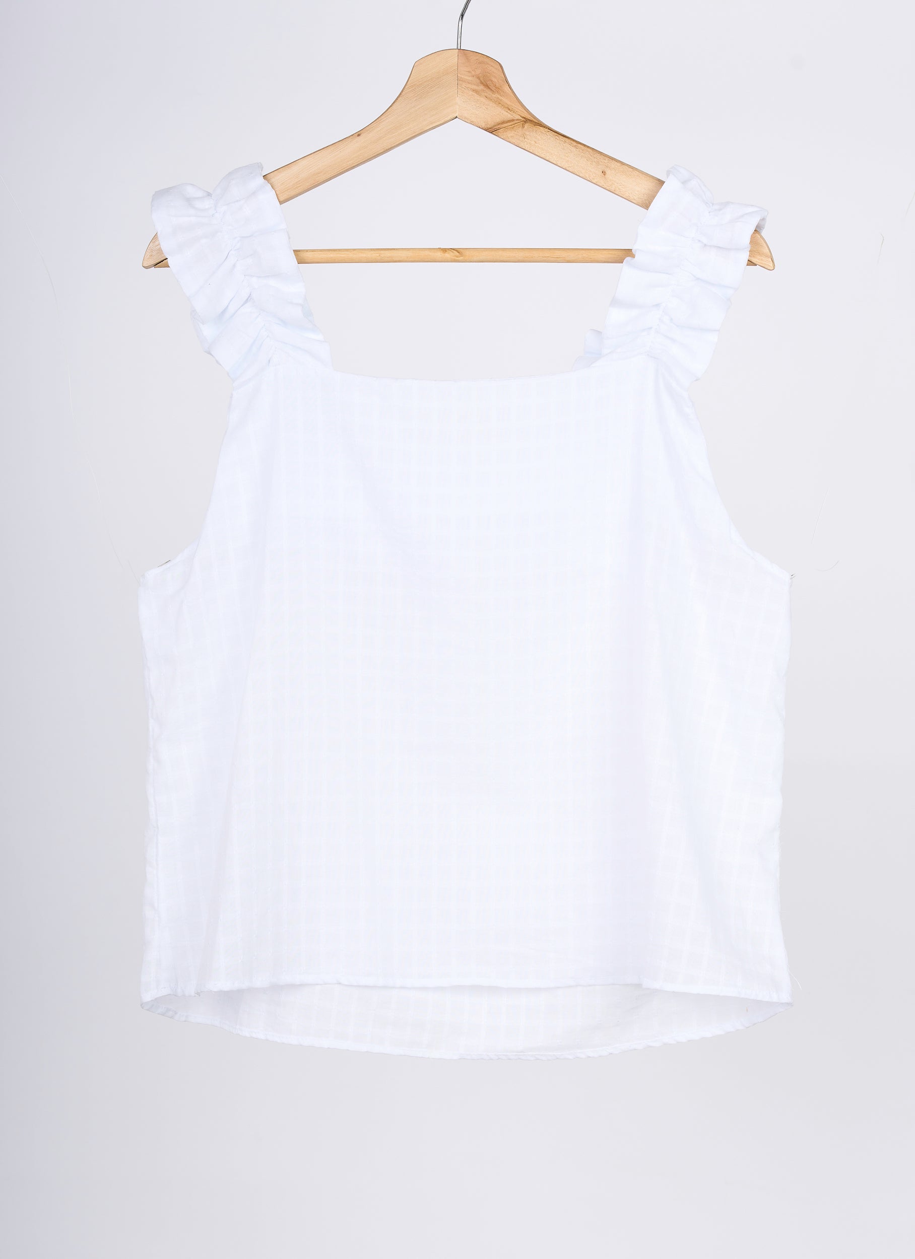 Blusa blanca en colgador