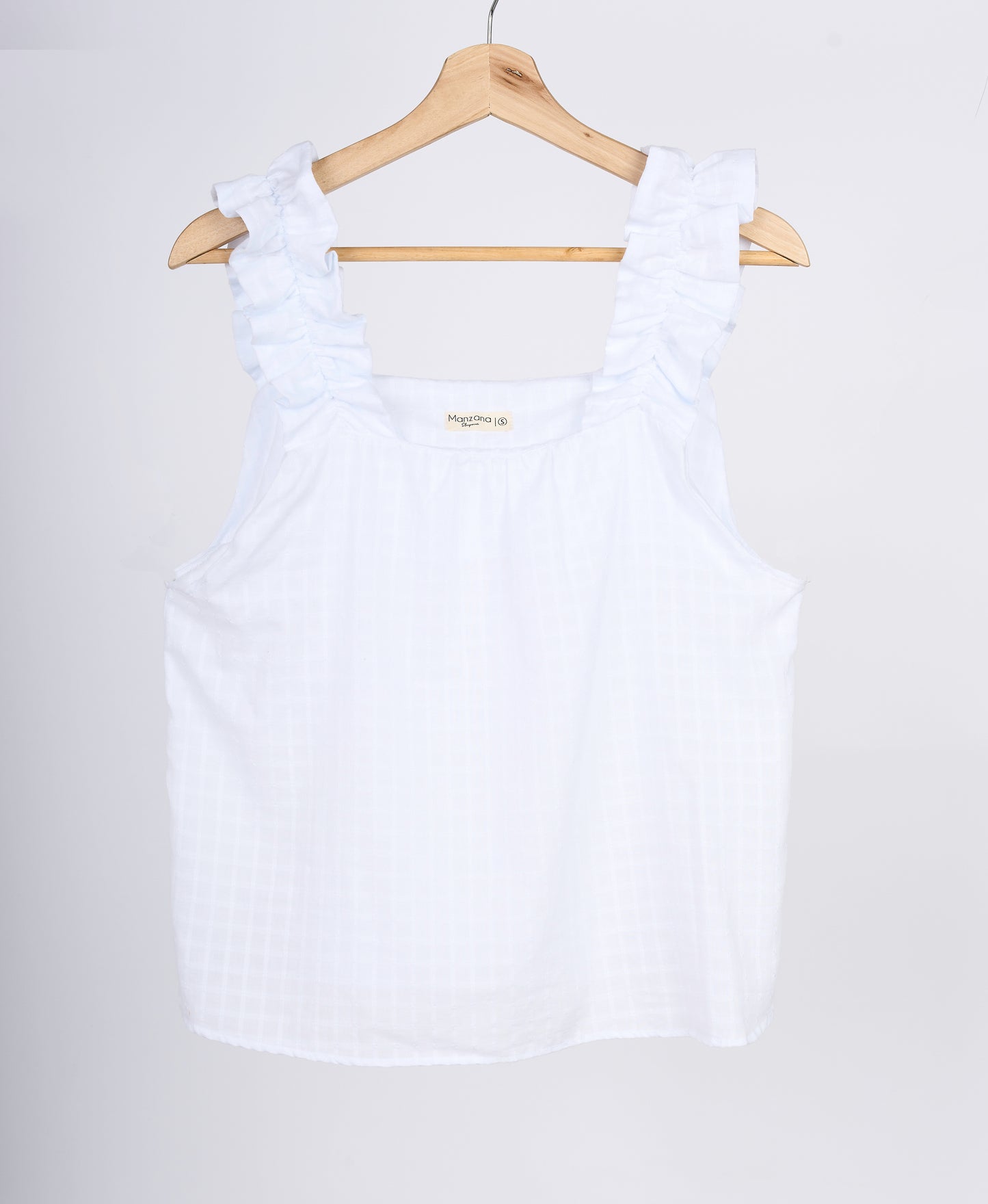 Blusa blanca en colgador