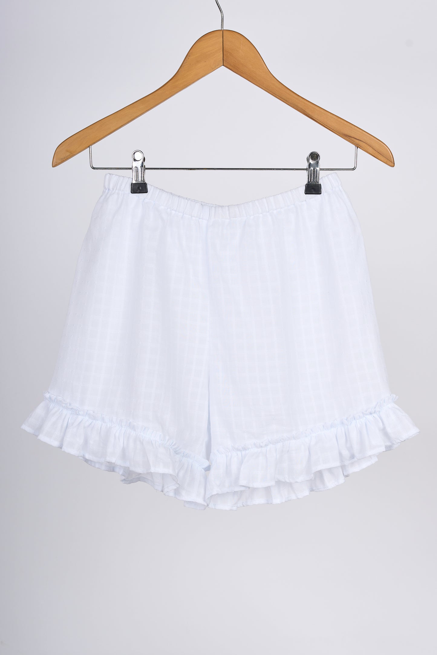 Short blanco en colgador