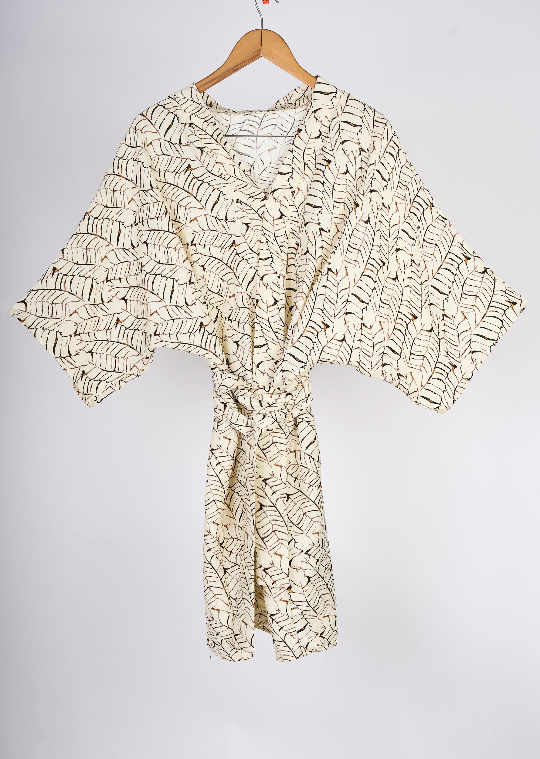 Bata a rayas colgada