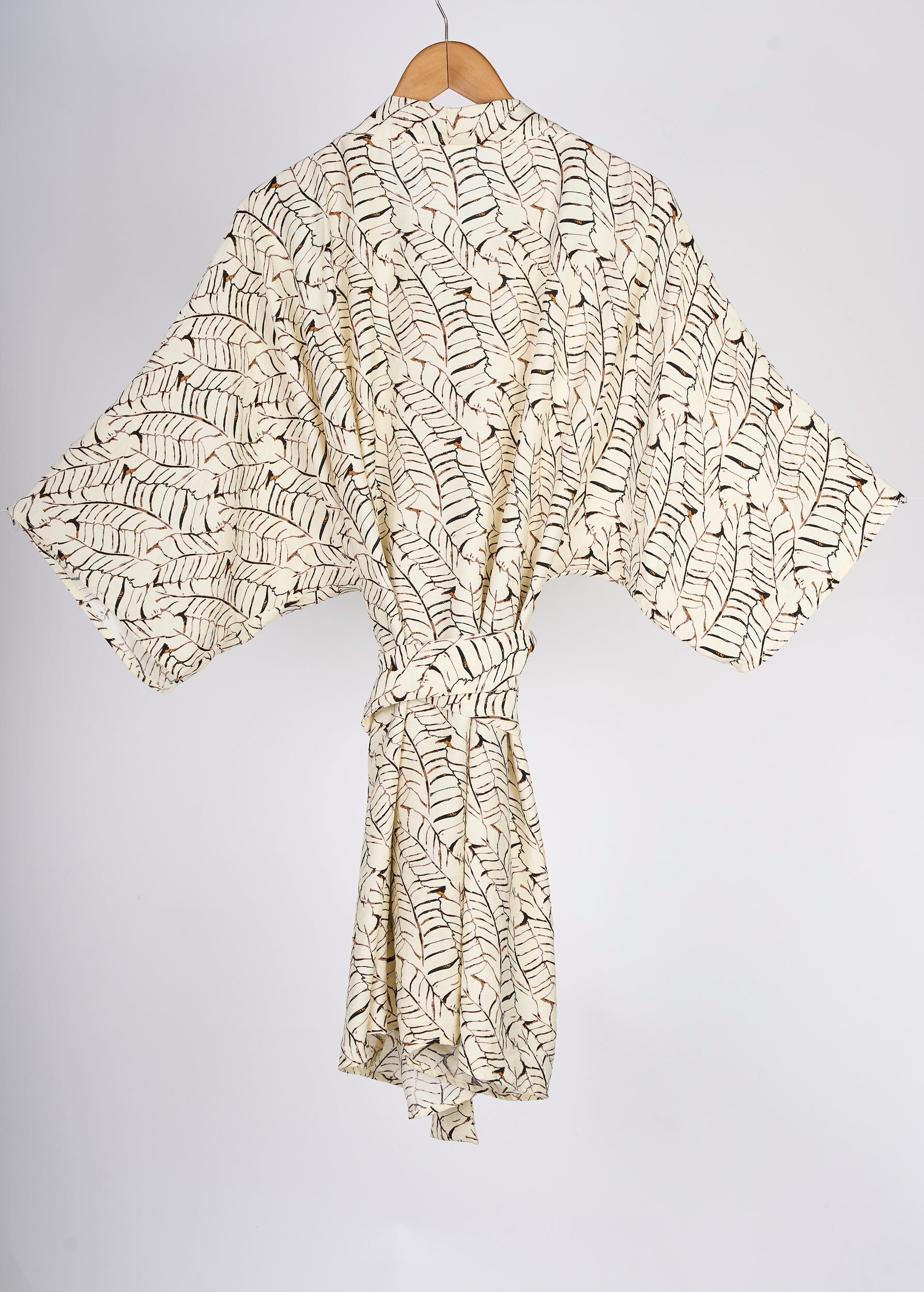 Bata a rayas colgada